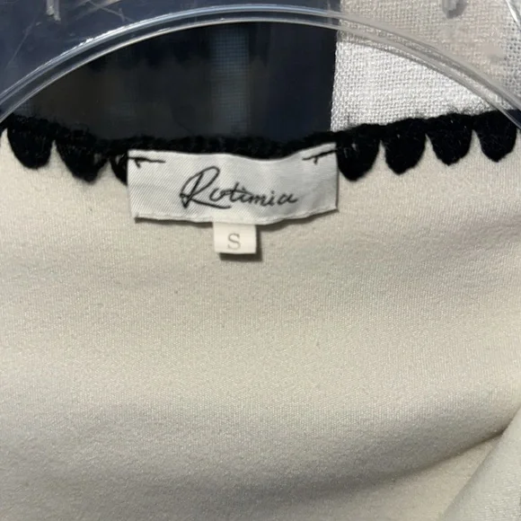 Elegant Cream Cardigan with Black Trim - Picture 4 of 4